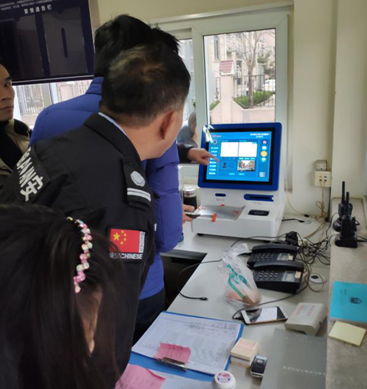 在小區(qū)出入時(shí)，悅訪客，訪客機(jī)登記訪客信息跟手工登記哪個(gè)好?
